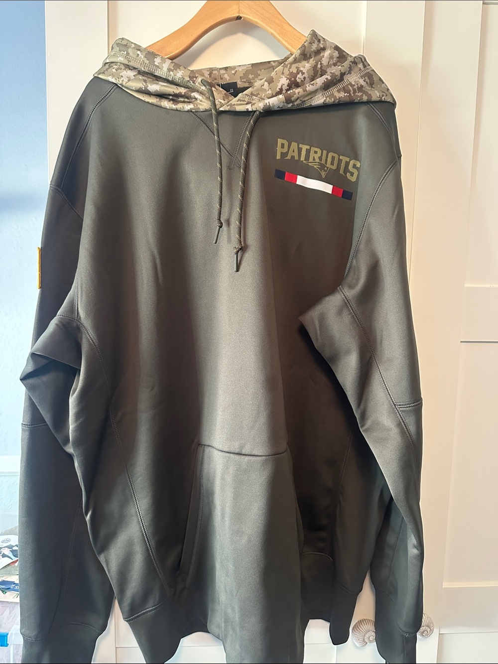 NWOT Men’s NFL Olive Green Hoodie with Patches